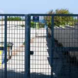 Raggiungere direttamente le calette di Torre a Mare � impossibile, visto che le strade per arrivarci sono chiuse dai cancelli delle ville...